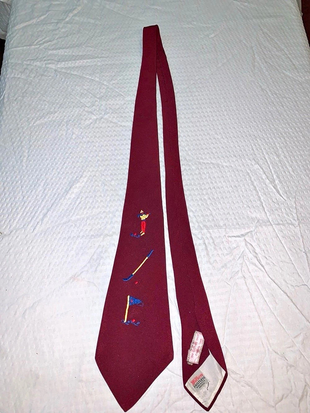 Vintage Novelty necktie featuring. an embroidered golf motif /Wilson Faultless
